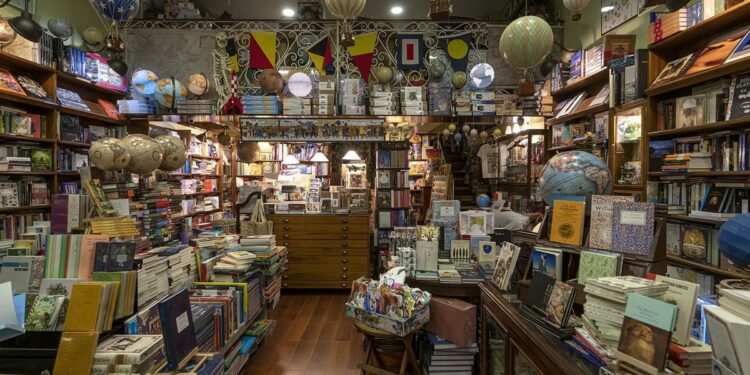 Entramos en la librería de viajes más mágica de Málaga: Mapas y Compañía