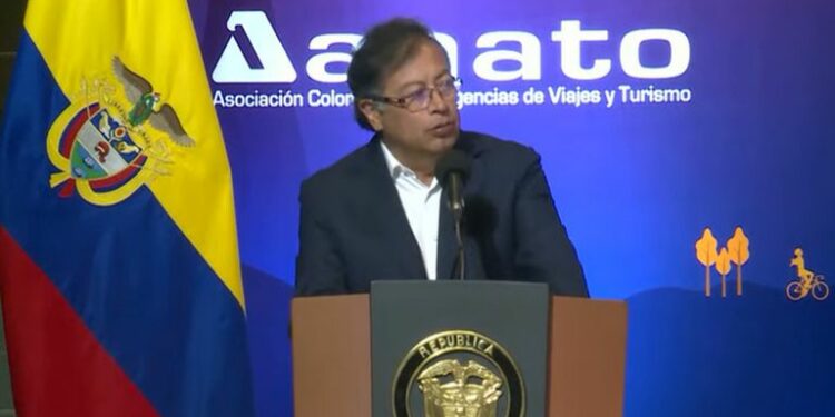 Gustavo Petro en el Congreso de la Anato.