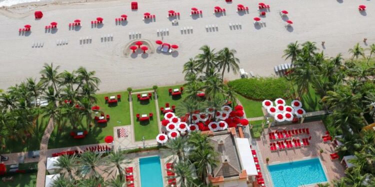 Vista de las piscinas y el área de playa en Acqualina Resort, en Sunny Isles Beach.