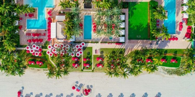 El Acqualina Resort en Sunny Isles Beach, frente al océano, que acaba de ser nombrado mejor hotel y resort del país por U.S. News &amp; World Report, obtuvo una clasificación de Cinco Estrellas de Forbes en 2023 para su hotel y su spa.