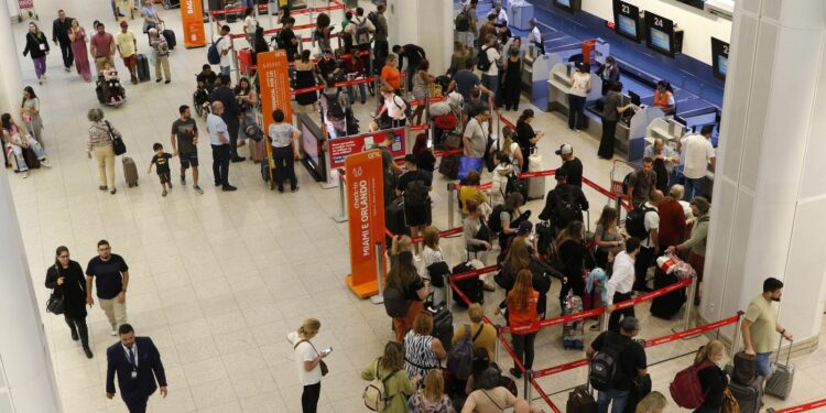 Gastos de brasileños en viajes internacionales suben un 80,5% en enero