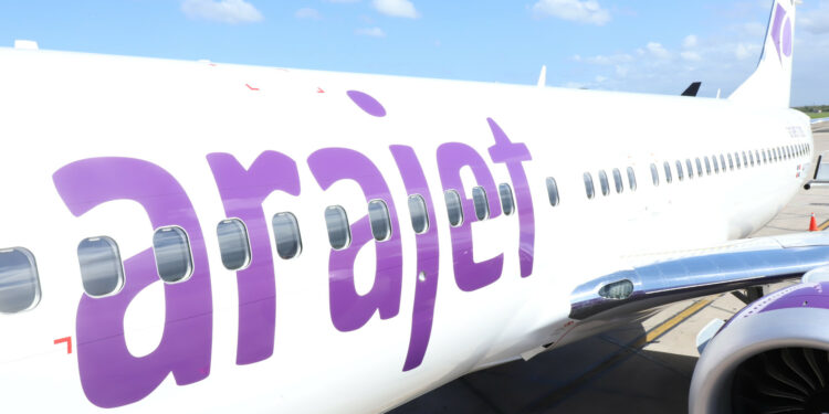 Gobierno y Arajet inician aplicación para no cobrar Tarjeta de Turismo a pasajeros dominicanos y residentes legales