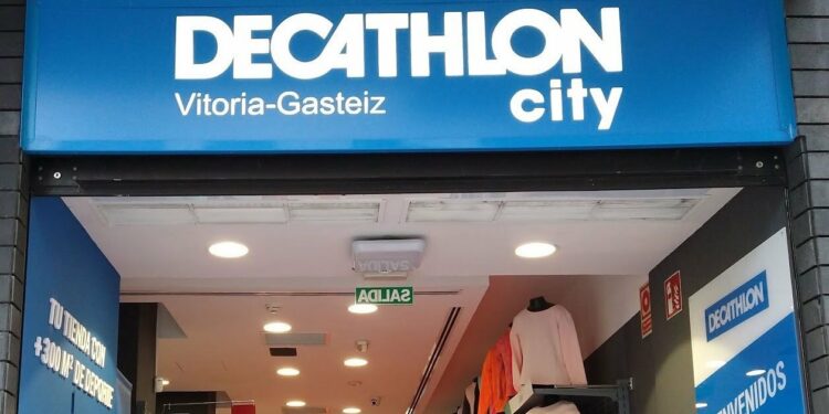Hay una bolsa de viaje en Decathlon de menos de 8 euros que puedes llevar en la cabina del avión