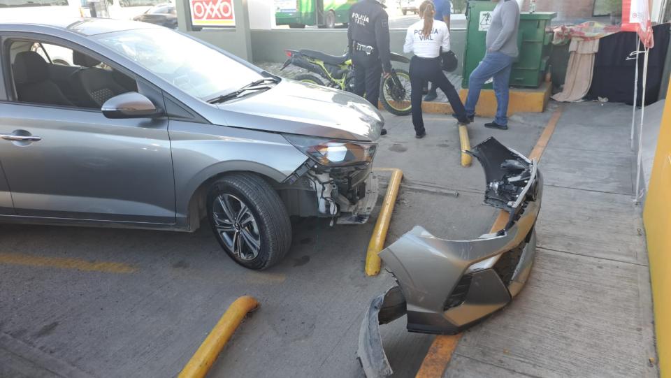Vehículo con daños en la fascia debido al choque
