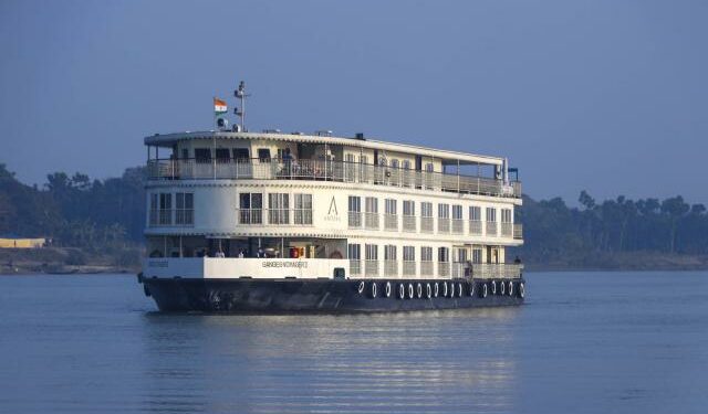 India inaugura el crucero fluvial 'más largo del mundo', en el Ganges