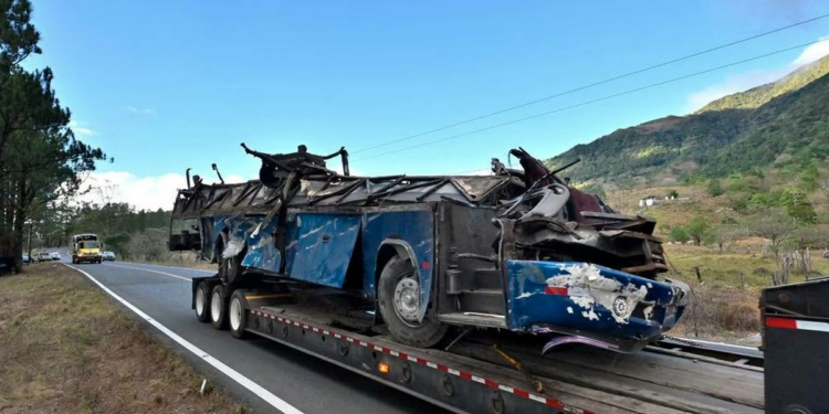 La Nación / Accidente de autobús deja 39 migrantes muertos