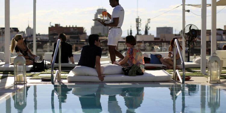 Las reservas directas de hoteles aguantan el pulso a las agencias ante la recuperación del turismo | Economía