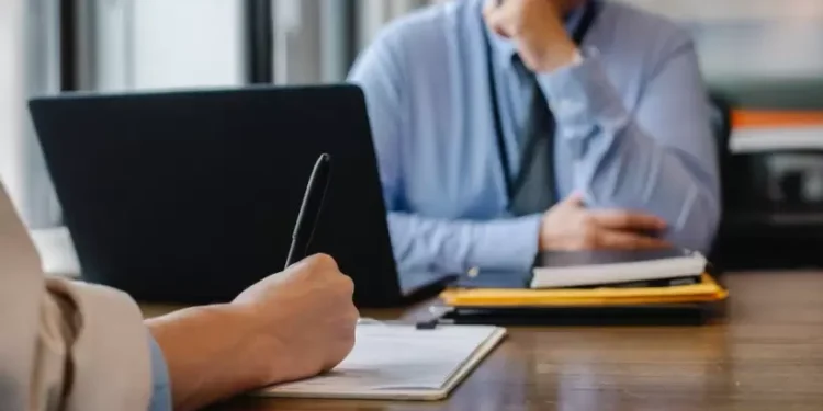 Mujer Llenando El Formulario De Solicitud De Empleo En La Oficina Con El Jefe