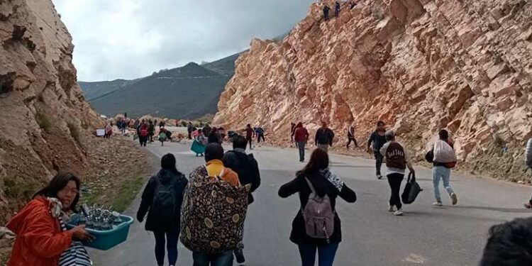 Levantan bloqueo en Sayari y restablecen viajes al occidente