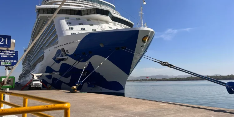 Llegan dos cruceros turísticos con 8 mil 263 personas | Turismo | Noticias | TVP