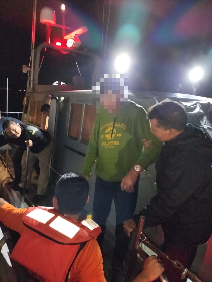 Un hombre siendo atendido por elementos de Estación Naval de Búsqueda y Rescate de la Secretaría de Marina