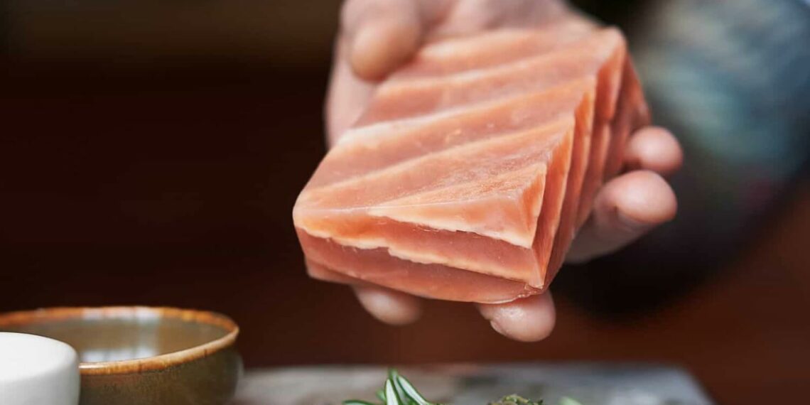 Los creadores de este salmón vegano dicen que se ve y sabe como el verdadero