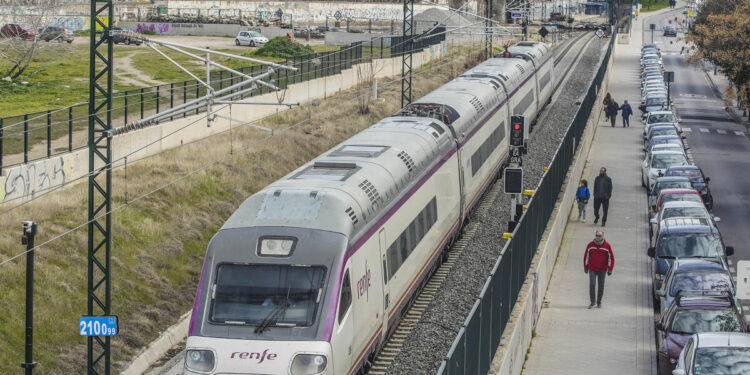 Los trenes Avant Granada-Sevilla duplican en un año los viajeros de los dos anteriores