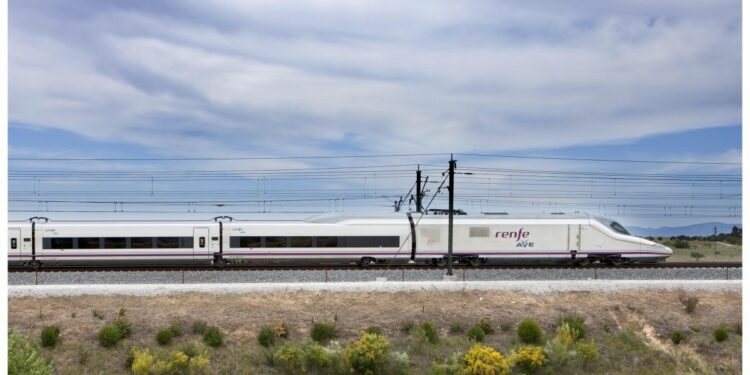Los viajes en AVE aumentaron en 2022 un 66% y los de avión un 58% | Líder en Información Social