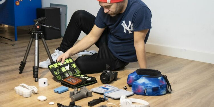 Los ‘gadgets’ imprescindibles para un viajero experto | El Viajero