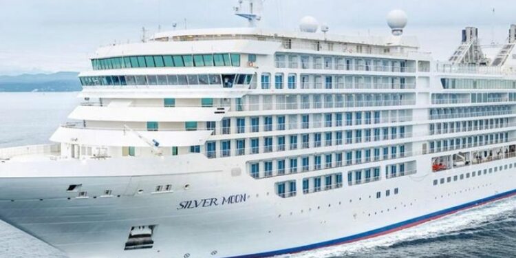 Lujoso crucero Silver Moon llegó a Puerto Montt