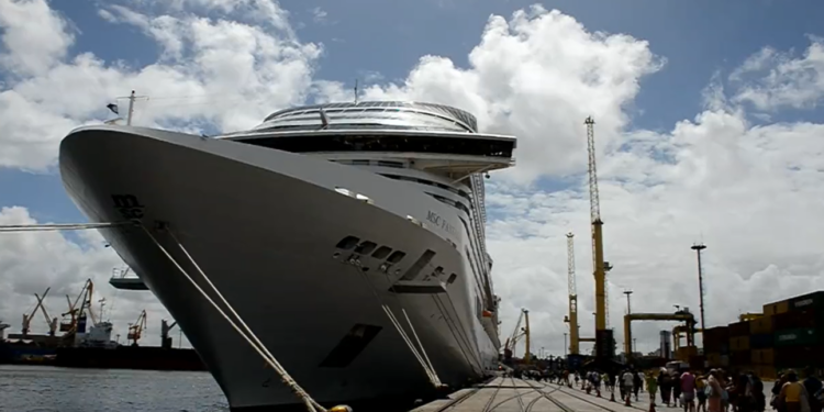 MSC Fantasia arriba al Puerto de Montevideo