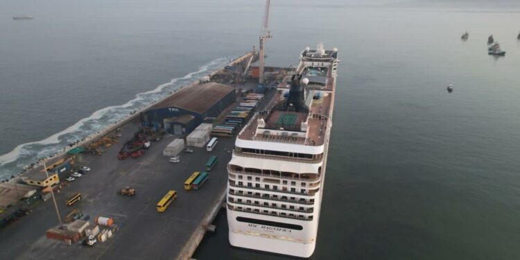 MSC Magnifica recala al Puerto de Arica