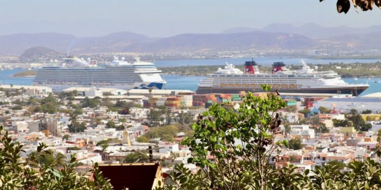 Mazatlán recibe dos cruceros turísticos, Disney Wonder y Discovery Princess con 8,263 viajeros