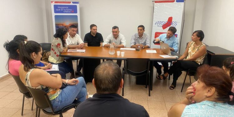 Ministros de Turismo y de Gobierno se reunieron con damnificados por viajes truchos – Economis