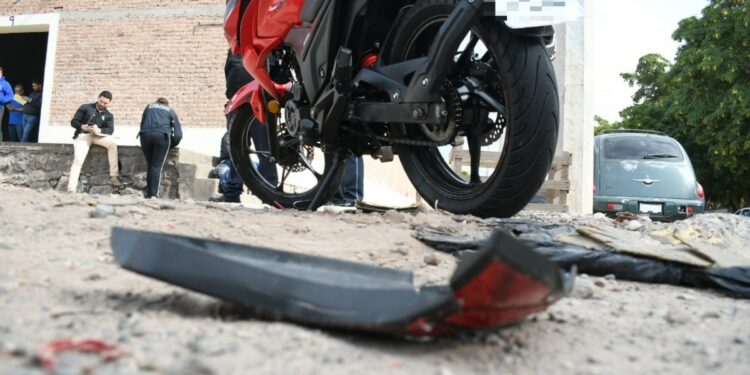 Motociclista se lesiona en un choque en crucero de Los Mochis