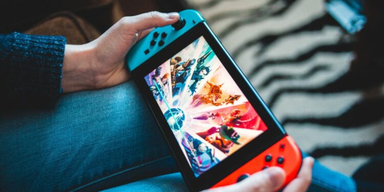 Estudiante ataca y golpea a una asistente de maestros por quitarle un Nintendo