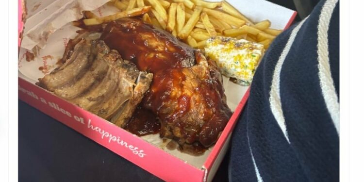 “No te podés comer un costillar entero en un avión”, se quejó una pasajera en pleno vuelo