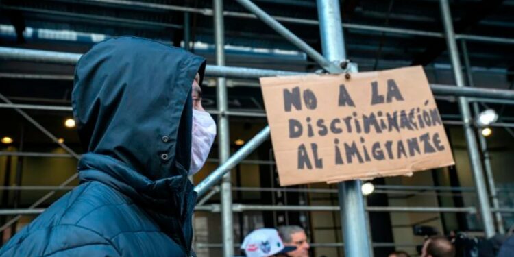 Nueva York ofrece pagar traslados voluntarios de migrantes venezolanos a Canadá