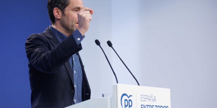 "O sobran ministras o sobra Sánchez"