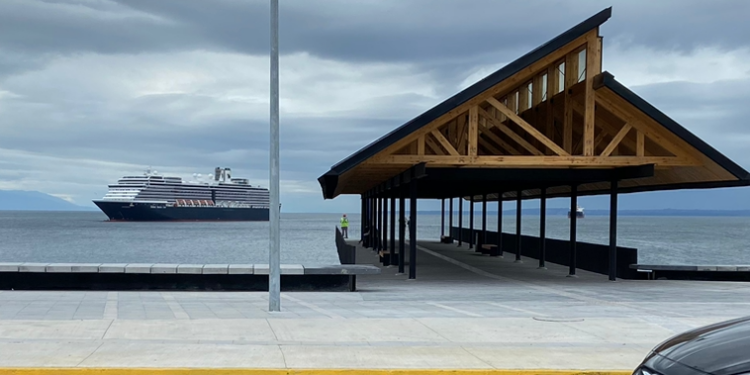 Oosterdam opera a la gira en su visita a Puerto Montt