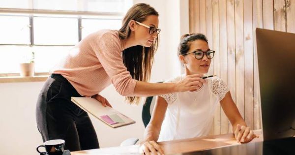 Otorgan becas para el desarrollo profesional de la mujer en la industria de la aviacin, viajes y turismo