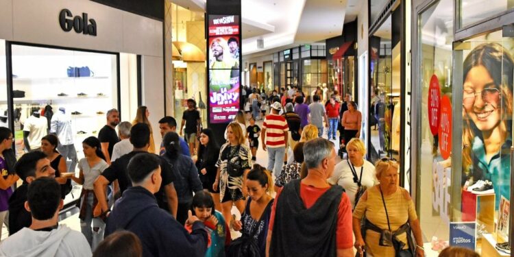 Por la gran afluencia turística, enero terminó con saldo positivo para los comercios « Diario La Capital de Mar del Plata