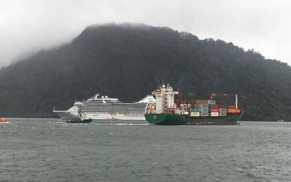Puerto Montt recibe al crucero Oceania Marina