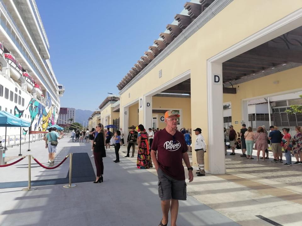 Turista extranjero caminando en zona de la Marina de Puerto Vallarta
