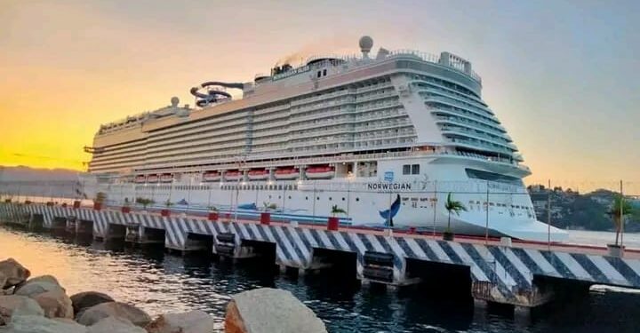 Recibe Acapulco al séptimo crucero del año; el Norwegian Bliss llegó con 5 mil 390 turistas 
