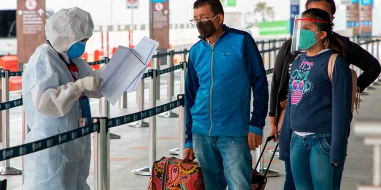 Refuerzan controles ante aumento de viajes por feriados en Argentina