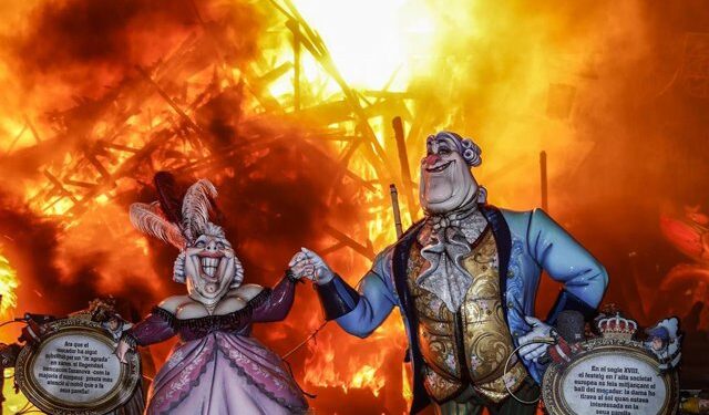 Archivo - Una falla, con un pareja en un baile de la alta sociedad del s XVIII, quemándose, en el cristal protector de un casco, durante la Cremá de 2022