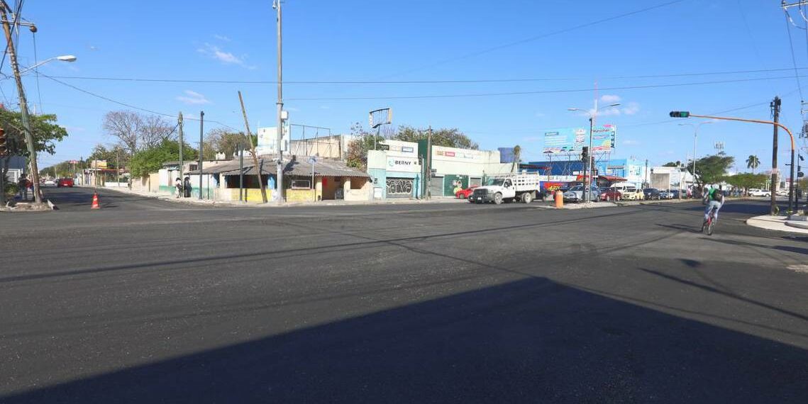 Repavimentación de cerca de medio kilómetro de la avenida Jacinto Canek, en el poniente de la ciudad de Mérida / Estos trabajos de repavimentación se complementan con las obras del conflictivo crucero de la calle 118