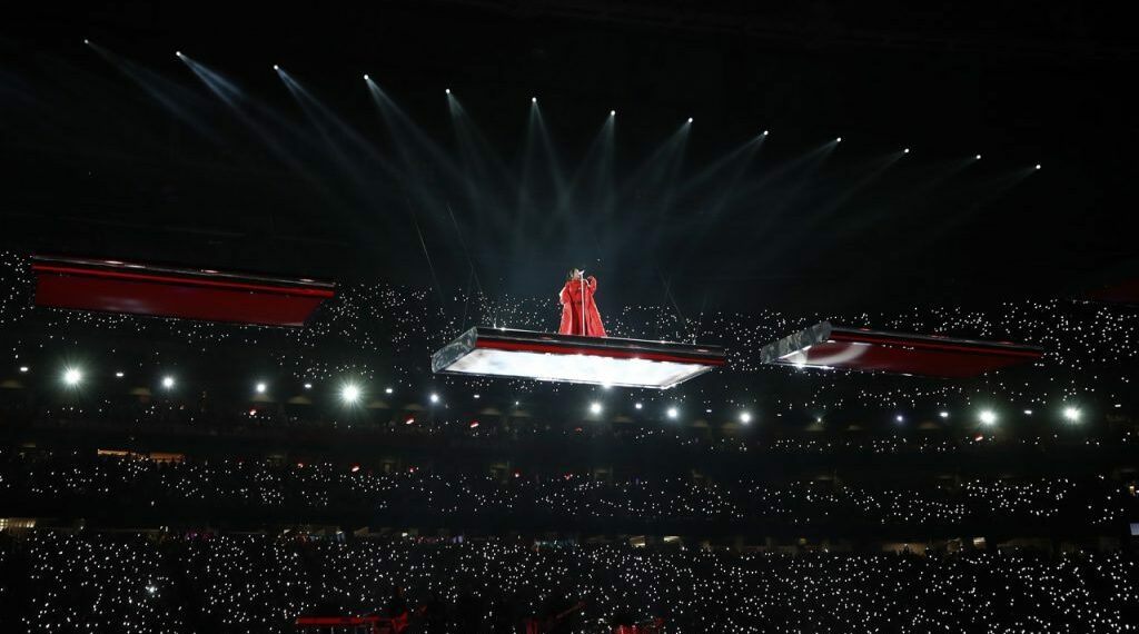 Rihanna revela su segundo embarazo en su regreso musical en el Super Bowl