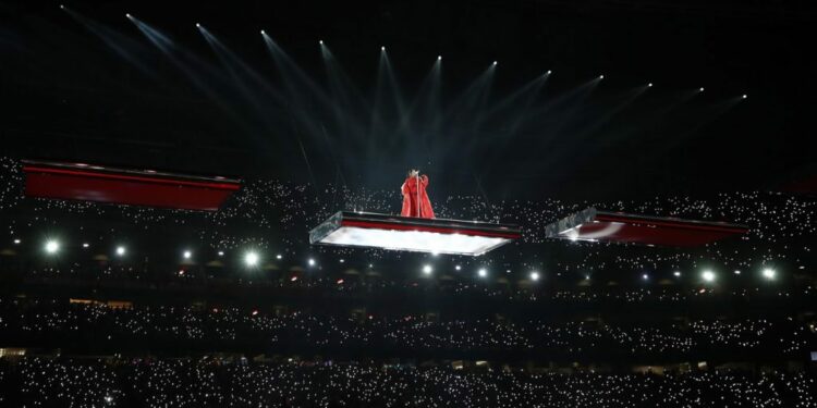 Rihanna revela su segundo embarazo en su regreso musical en el Super Bowl