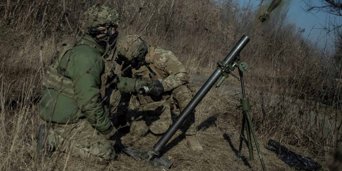 Militares ucranianos disparan un mortero en primera línea, mientras continúa el ataque de Rusia contra Ucrania, en Bakhmut, región de Donetsk, Ucrania