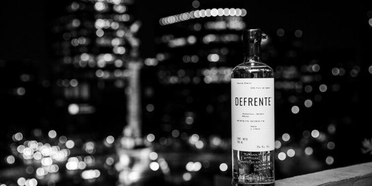 Sabor auténtico y suave: Conoce DEFRENTE, el tequila blanco creado por Diego Boneta