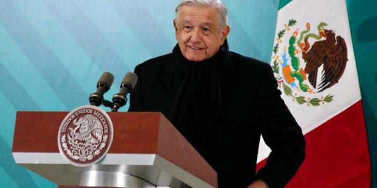 Salí del AIFA para comprobar cerro y torre de control ladeada, ironiza AMLO