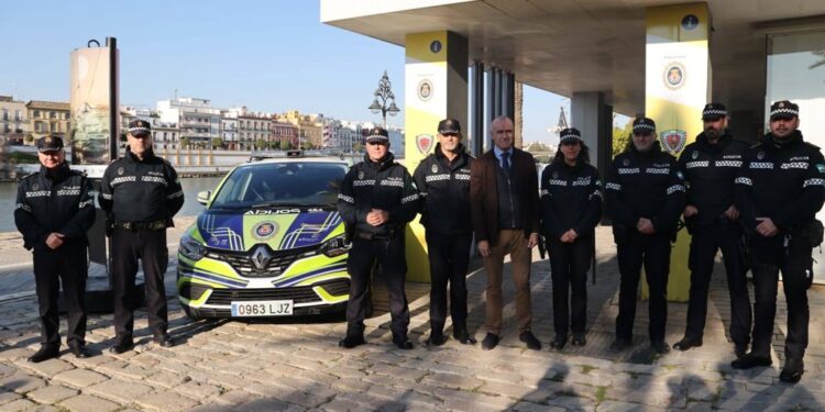 Sevilla refuerza la Policía Turística para propiciar la «convivencia entre los turistas y residentes»