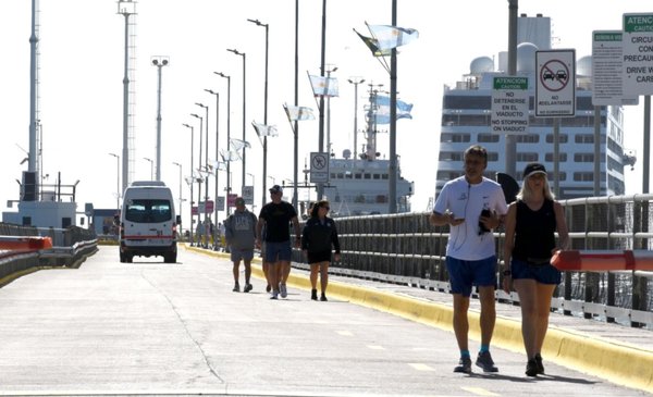 Temporada de Cruceros: Arribó el Azamara Pursuit y hoy llega el Oosterdam