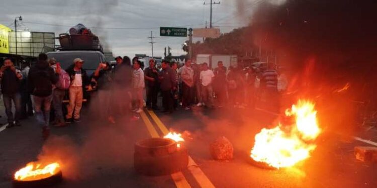 El bloqueo es a inmediaciones del kilómetro 212 de la ruta al Pacífico, en el crucero de Las Victorias, en Colomba Costa Cuca, Quetzaltenango. (Foto Prensa Libre: Luis Machá)