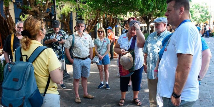 Termina puente turístico y siguen llegando cruceros
