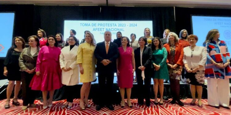 Las mujeres son ejemplo del trabajo y productividad en el sector turístico: Miguel Torruco