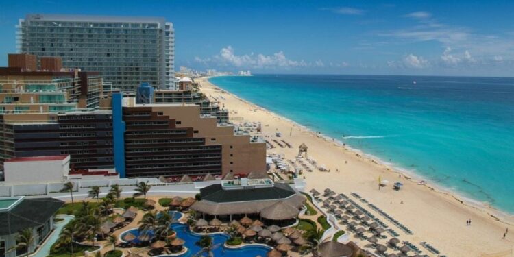 Touroperadores buscan que viajeros que arriban a Cancún vuelen también a Cuba