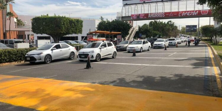 Tras decesos, instalan paso peatonal en crucero de Culiacán